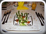 
Grüner Spargelsalat mit Büffelmozzarella und geschmolzenen Kirschtomaten
